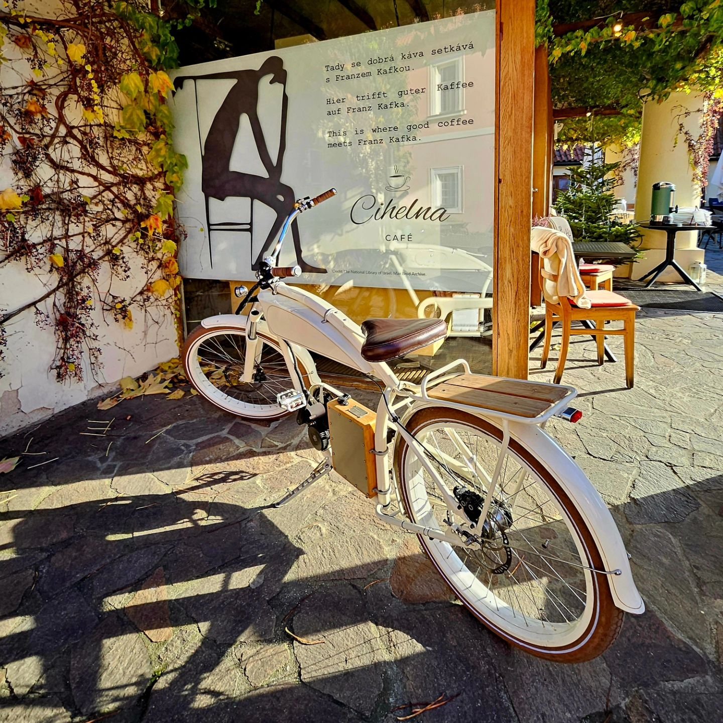 U n&aacute;s se můžete osvěžit i zahř&aacute;t. 

Bez probl&eacute;mů s parkov&aacute;n&iacute;m.

#city #citylife #bicycle #design