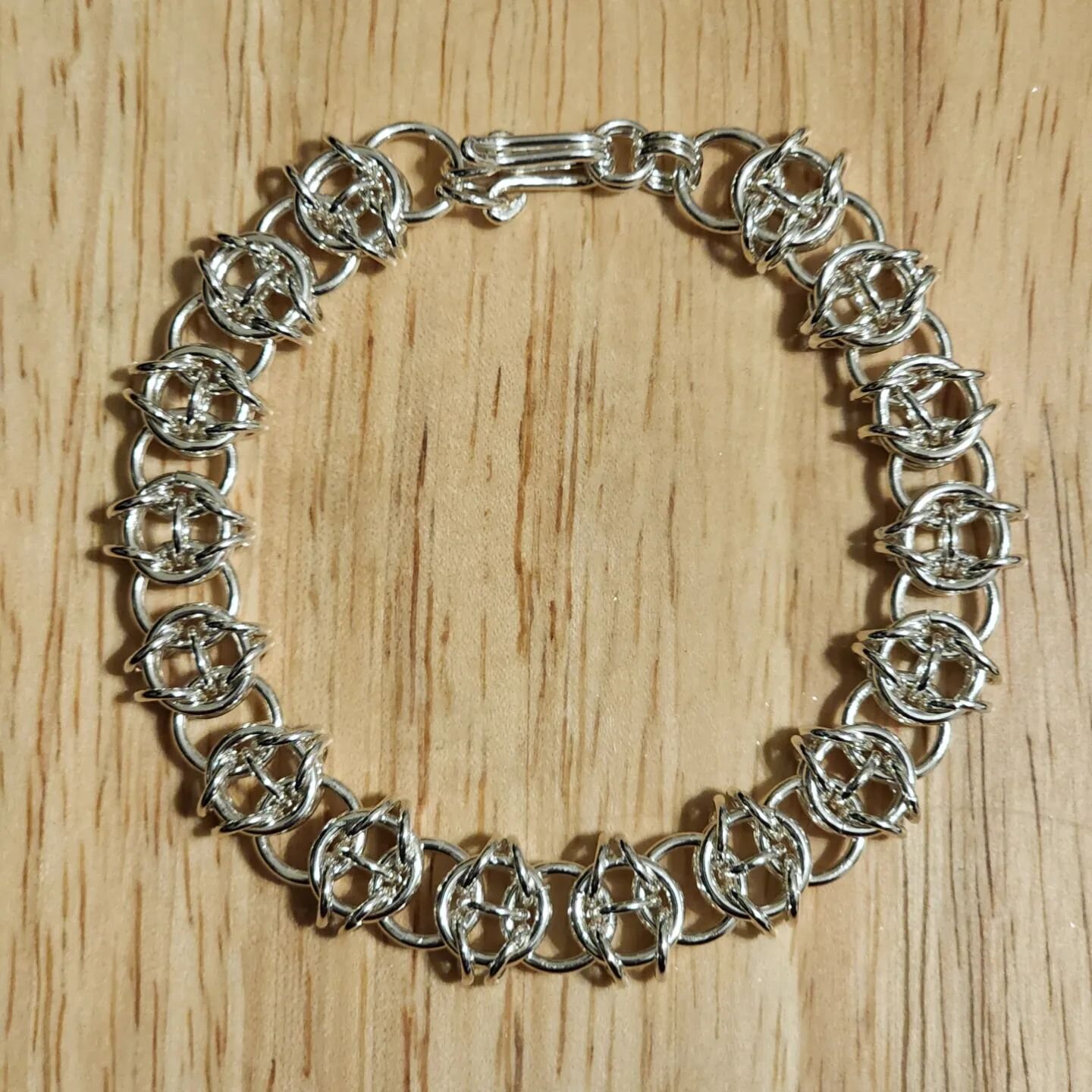 Happy New Year!!! Continuing with a theme, my first piece of 2023 is chain mail (chainmail, chainmaille, whichever you prefer), after my last piece of 2022 being chain mail. This pattern is called Celtic Visions. It is made with 16 gauge 6.5 mm and 1