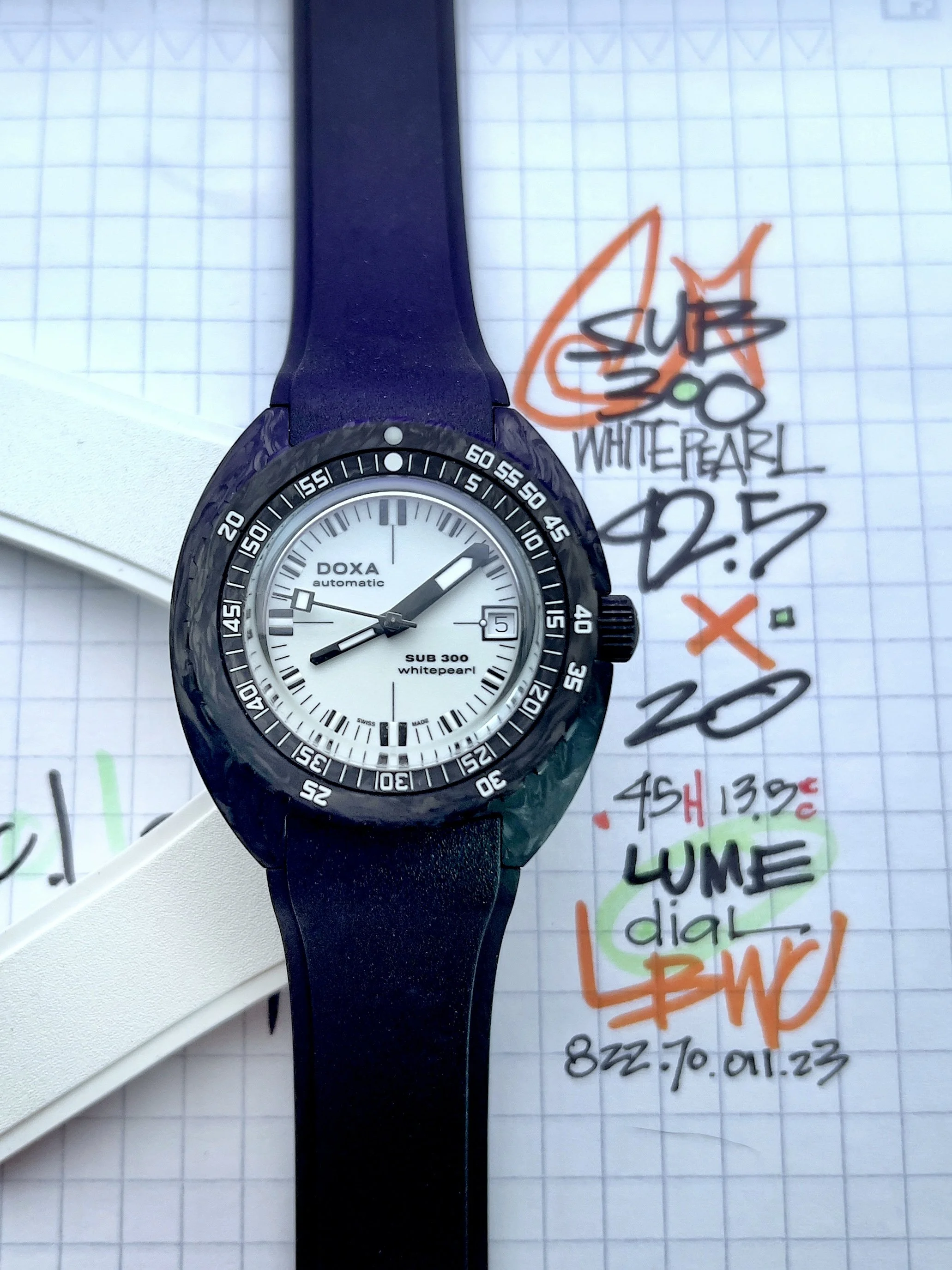 DOXA Sub 300 Whitepearl Lume Dial Carbon 42.5mm ref. 822.70.011.23