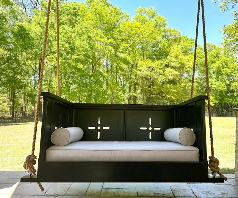 An Amelia Swing in black is a MOOD. We&rsquo;re loving this customer&rsquo;s choice of blending traditional lines with a modern hue. 👌 

#outdoorliving #spring #outdoors #bedswing #bedswings #gibbshousedesign #GibbsHouse #style #swings #handbuilt #o