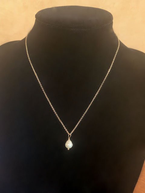 Teardrop pearl necklace
