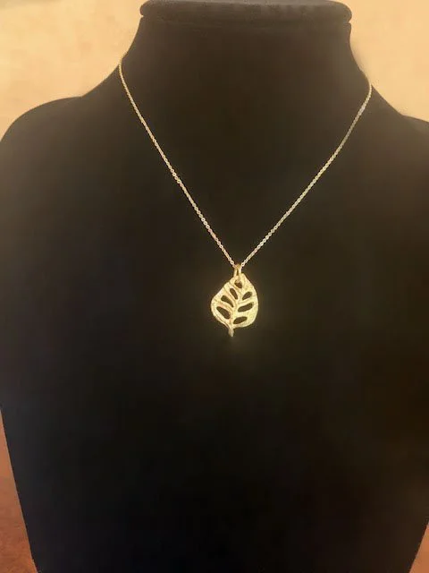 Leaf design necklace