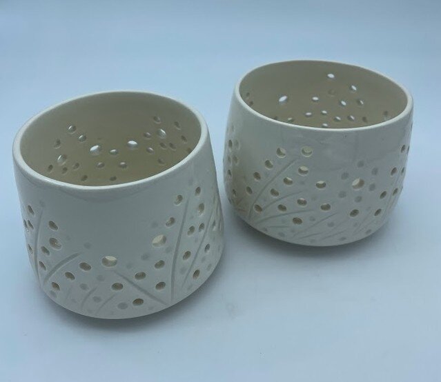 Elegant tea lights by Valentina. ⁠
Glaze - Transparent White. ⁠
⁠
#carved #piercedpottery⁠
#potterytechniques ⁠
#potterywheel⁠
#tealights⁠
#pottery #clay #ceramicart #ceramic