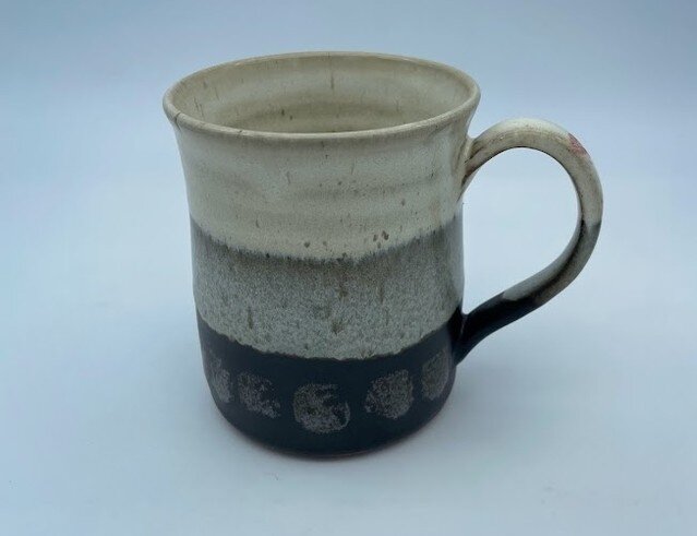 Wheel Thrown mug by Karie. ⁠
Glaze - Beige over Mouse Black. ⁠
⁠
#mug⁠
#mugshotmonday⁠
#wheelthrown⁠
#pottery #clay #ceramicart #ceramic⁠
#creativeclay.studio ⁠
⁠