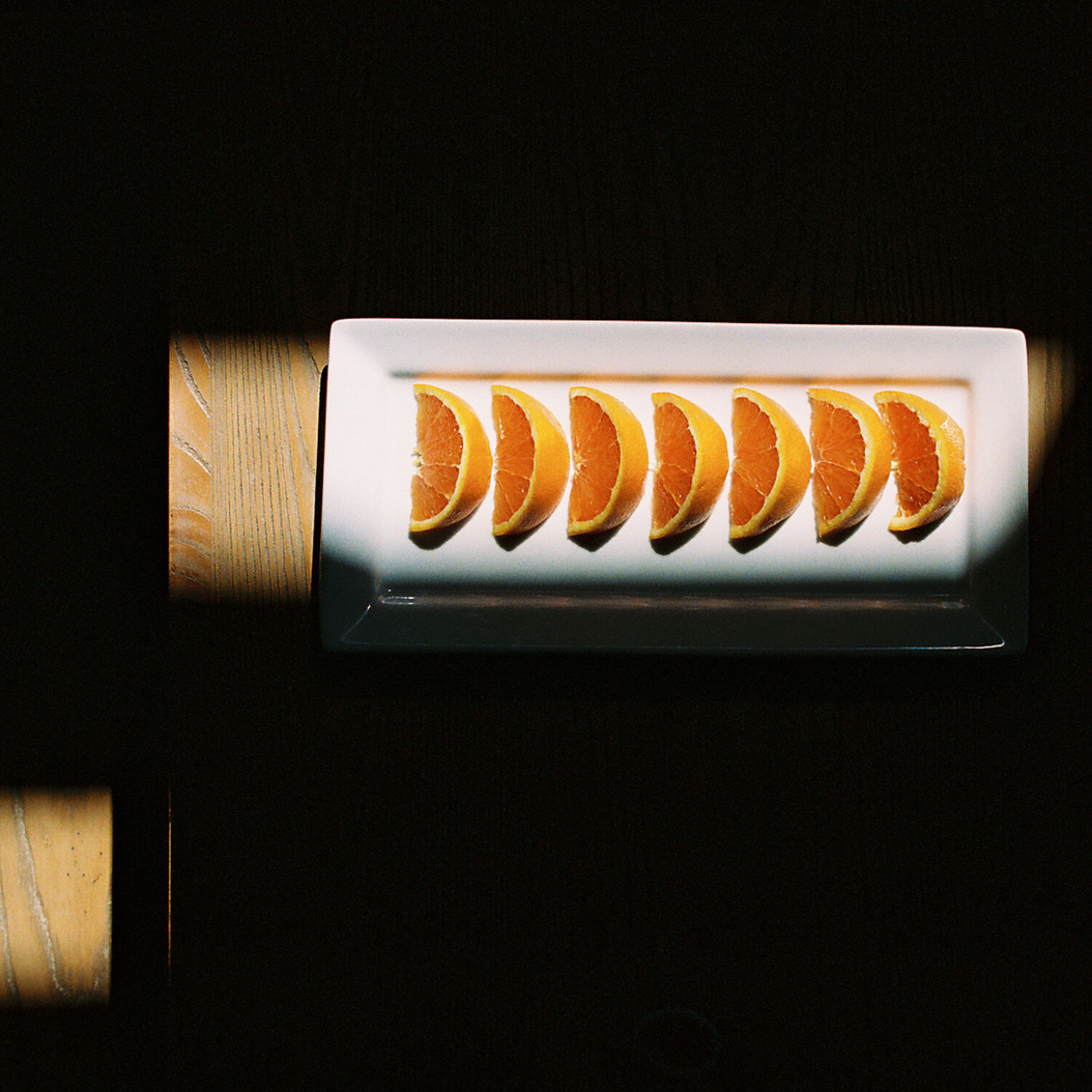 assortments of slices of oranges on a plate