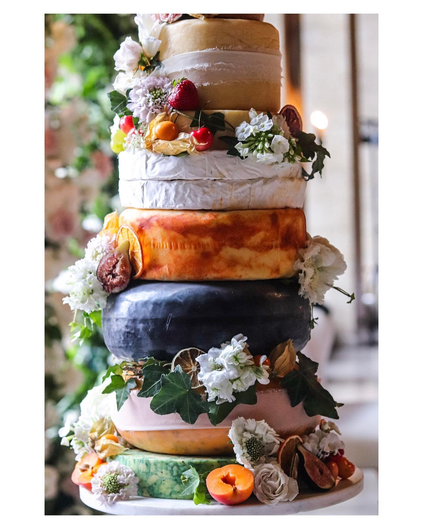 It&rsquo;s a special kinda feeling when a couple chooses a B&amp;B Cheese Wheel Tower for their wedding cake.

And getting to work with my industry pals is the {only} icing on the cake! 

*** swipe through for the cutest room/cake reveal and my cry-g
