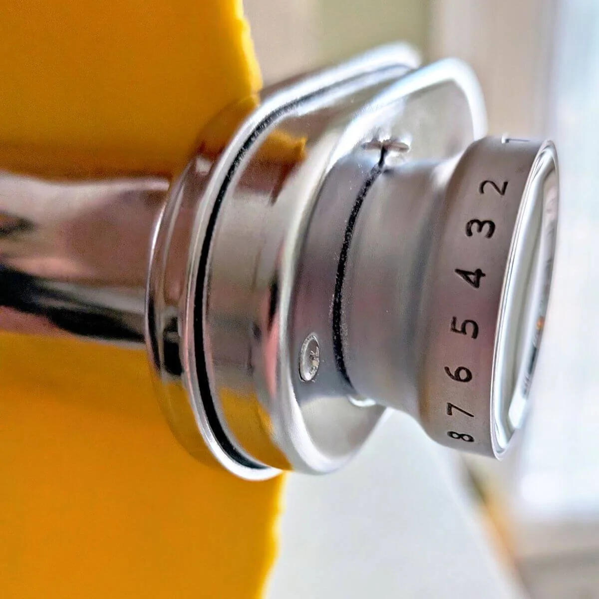 Adjusting pasta machine thickness setting while rolling fresh pasta dough