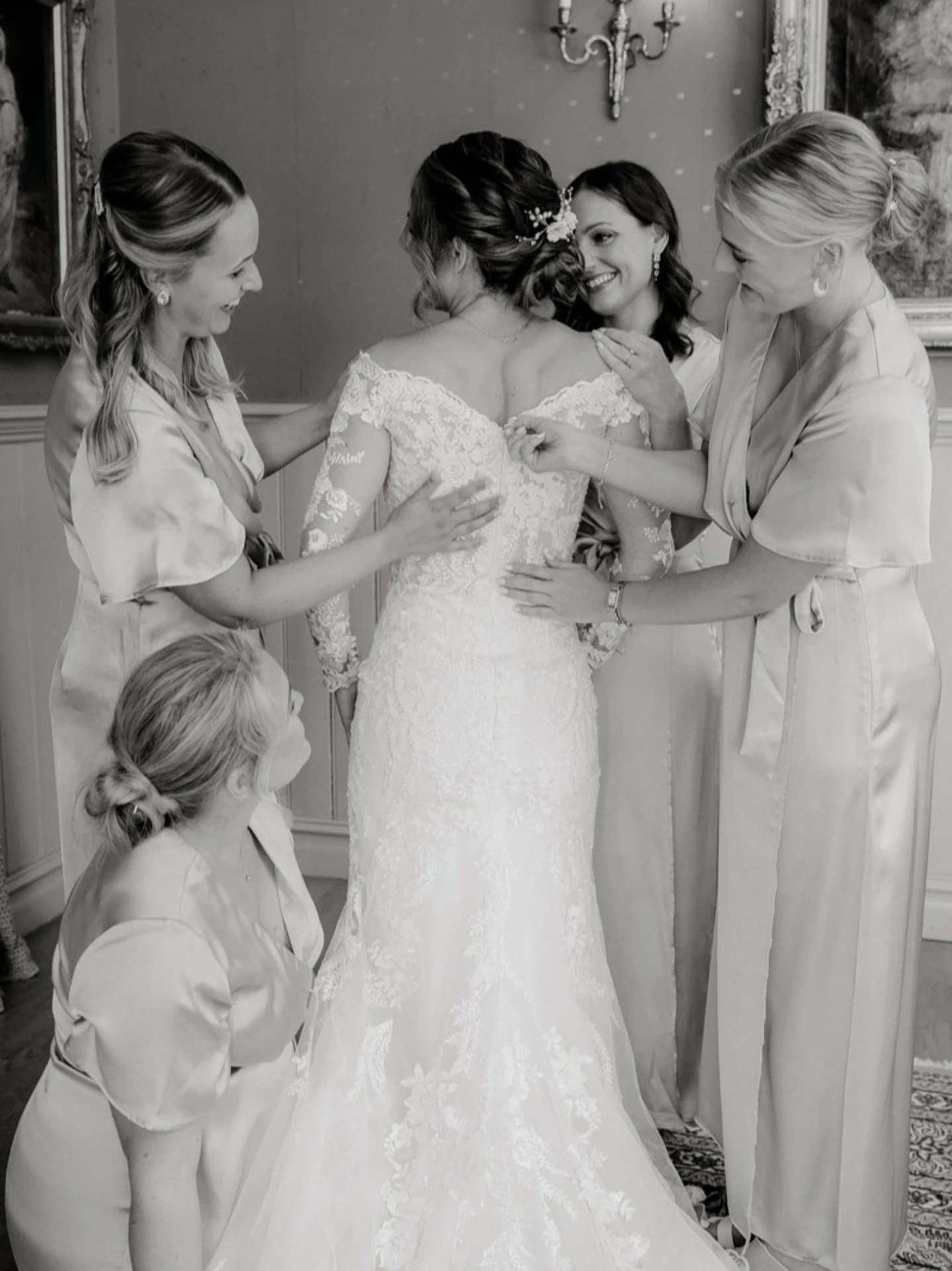 The bride&rsquo;s closest friends by her side helping, laughing, and sharing every special moment before the big walk down the aisle. Pure joy, support, and unforgettable memories in every detail. ✨

#weddingphotographer #teambride #bridegettingready