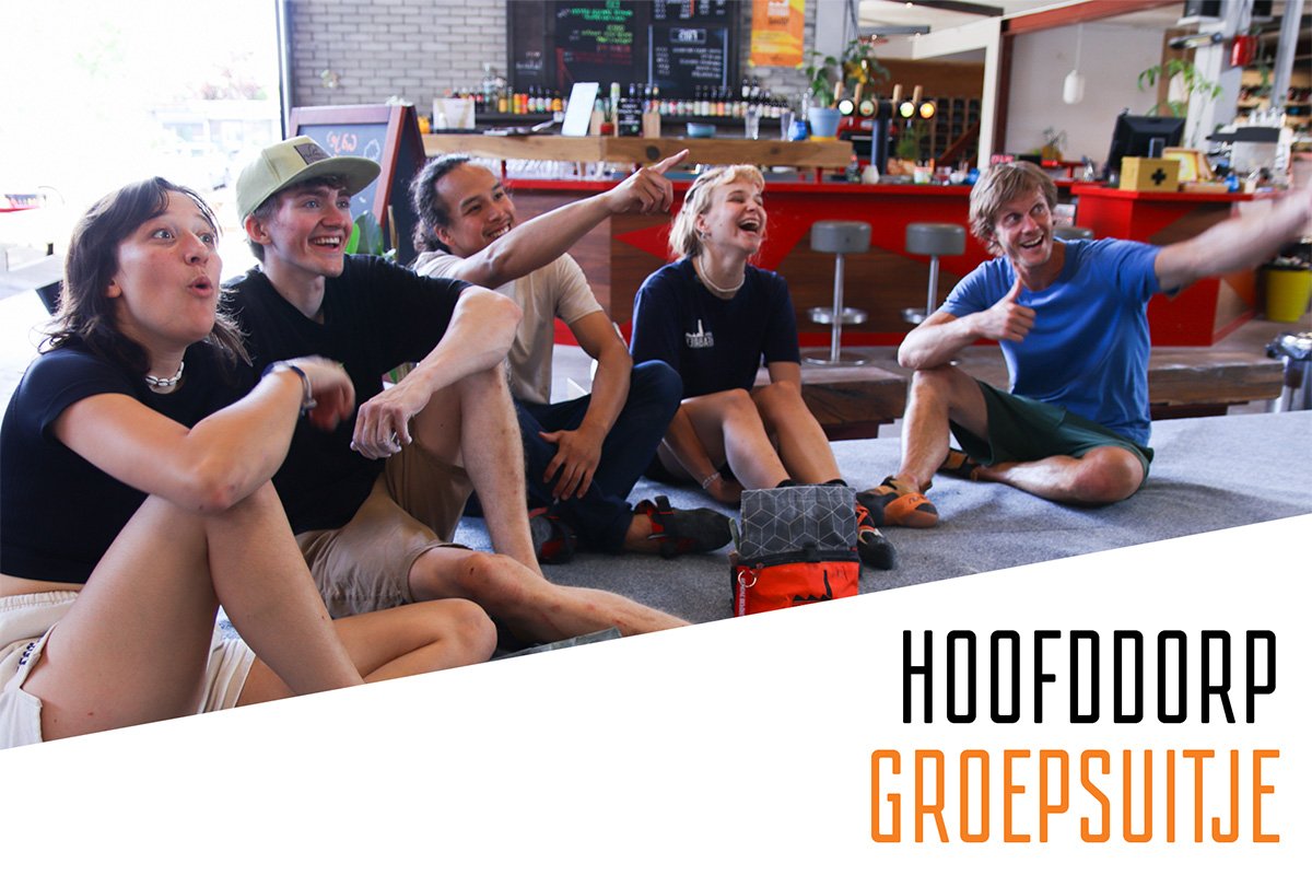 Groep moedigt een klimmer aan