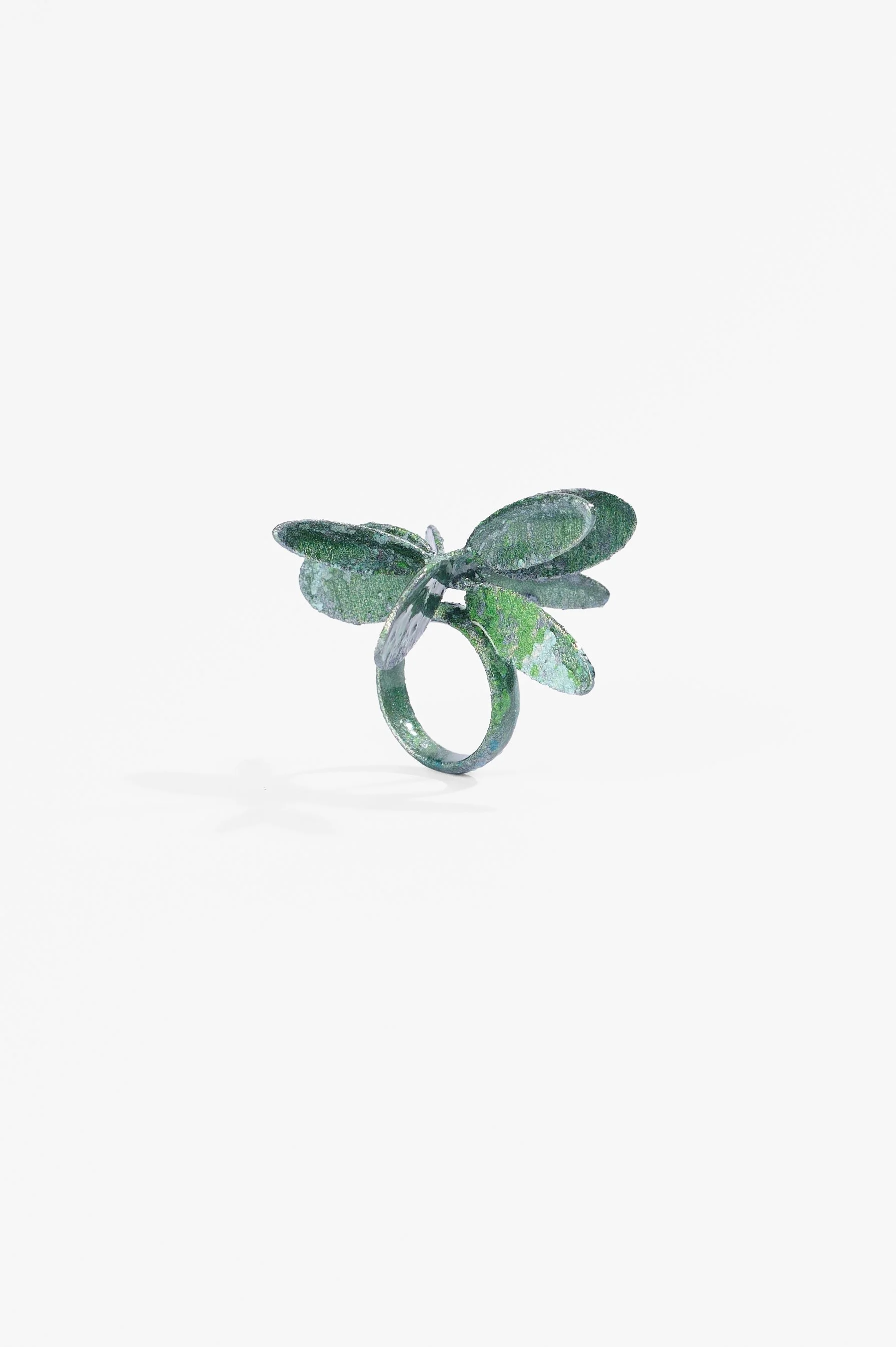 Helen Dilkes, Rotating 8 ellipses around a surface boundary curve, green ring, 925 silver, bio-resin, iridescent pigment powder, 50 x 50 x 50mm, 2026, $450. Photography: Ross Coulter