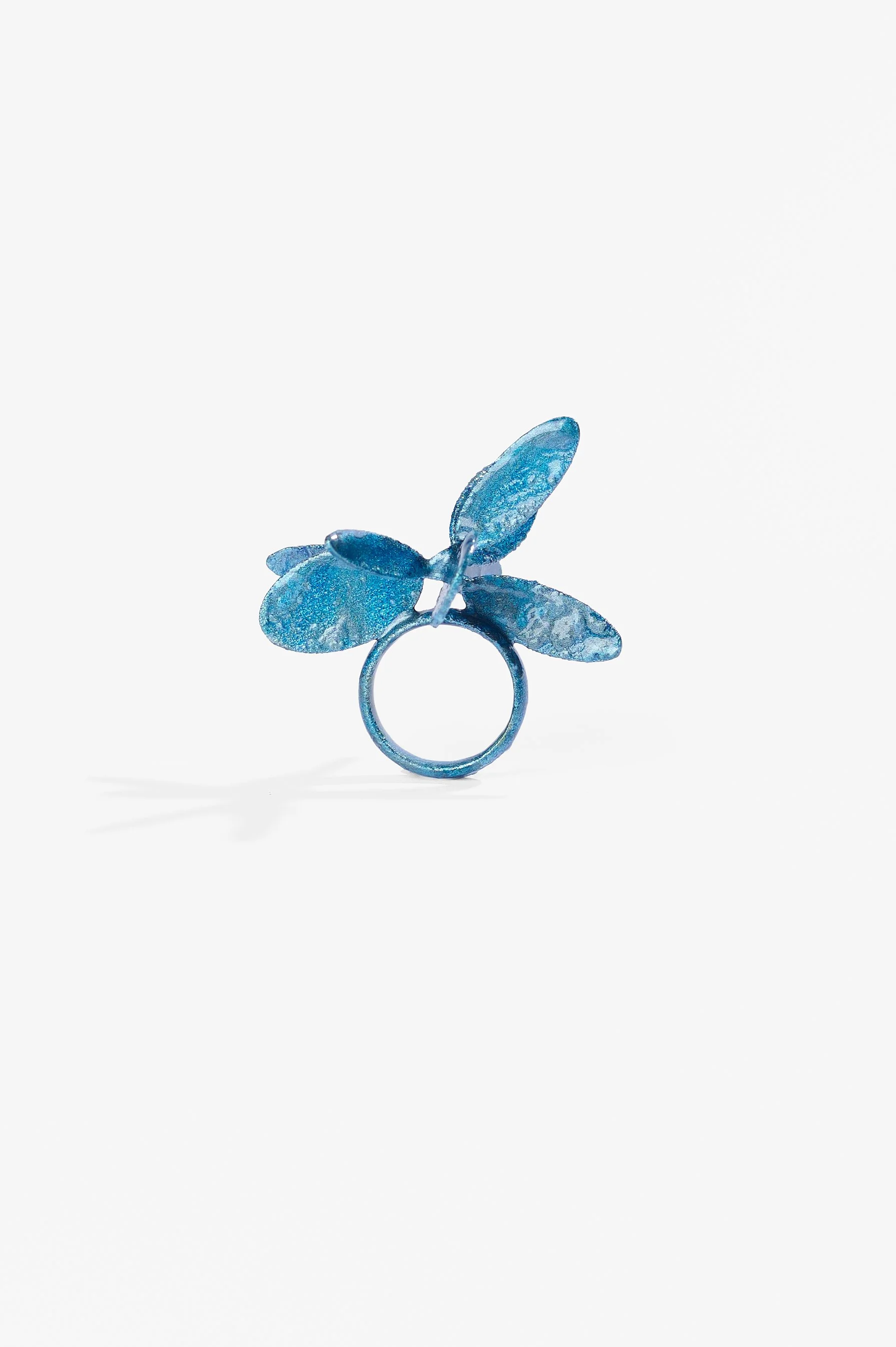 Helen Dilkes, Rotating 8 ellipses around a surface boundary curve, blue ring, 925 recycled silver, bio-resin, iridescent pigment powder, 50 x 50 x 50mm, 2026, $450. Photography: Ross Coulter