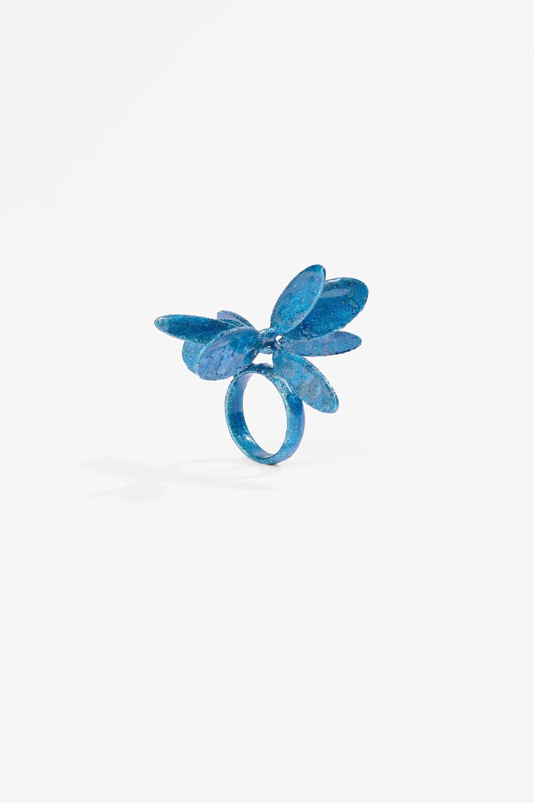 Helen Dilkes, Rotating 8 ellipses around a surface boundary curve, blue ring, 925 recycled silver, bio-resin, iridescent pigment powder, 50 x 50 x 50mm, 2026, $450. Photography: Ross Coulter