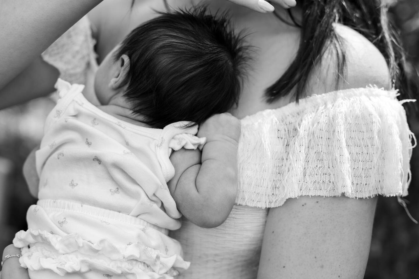 TALI 🤍 The HAIR .The rolls . The outfit . Pure Newborn goodness 🤍 Thank you for picking me to capture this beautiful moment #ilovemyjob