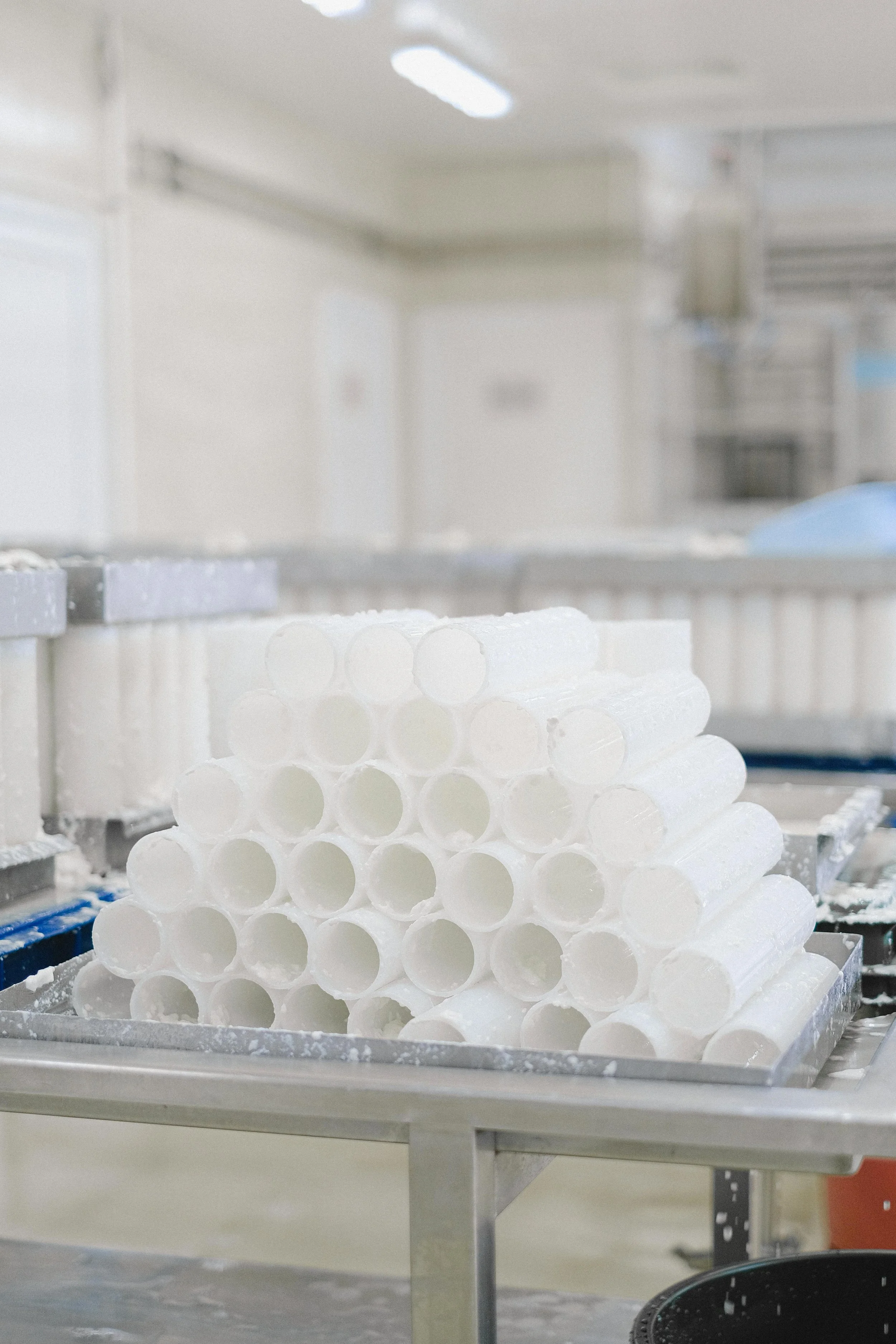 Filets de glace en forme de tubes empilés dans un laboratoire ou une usine de fabrication de glace.