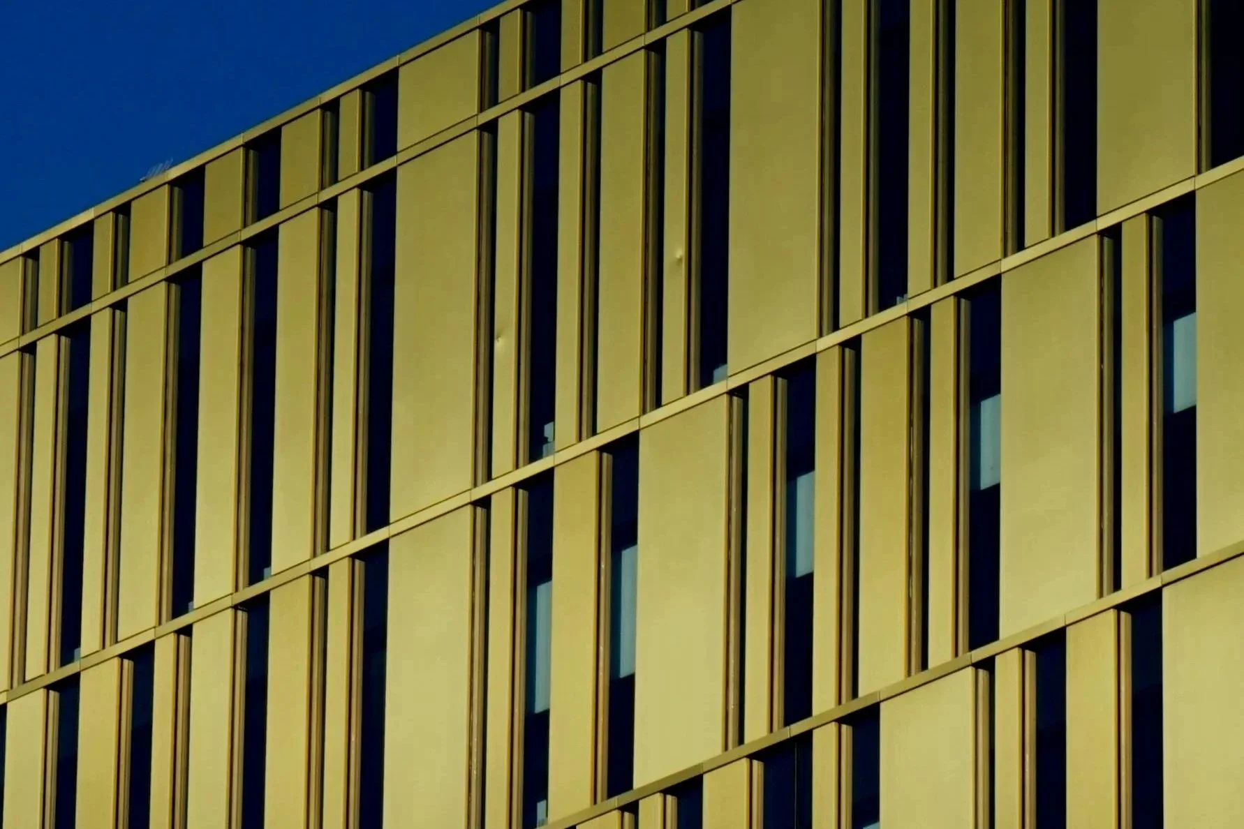 Façade d'un bâtiment moderne avec des fenêtres rectangulaires en rangée
