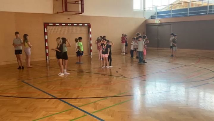 Heute wurde beim Tanzen toll ab geshakt. Die Kinder haben so flei&szlig;ig mitgemacht, das sie am Ende so richtig schwitzen. ☺️😁