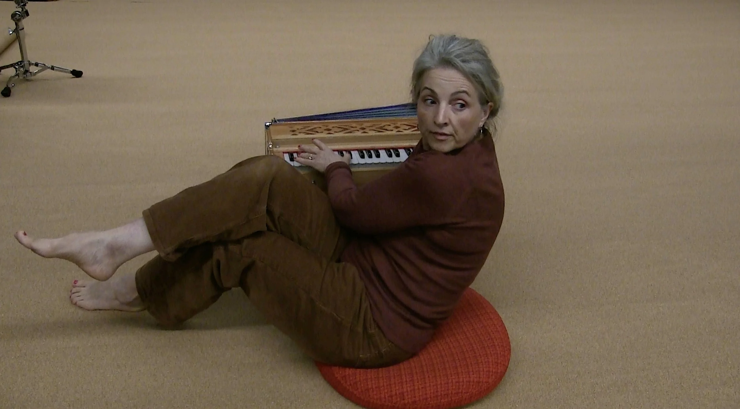 Anna med harmonium 2.jpg