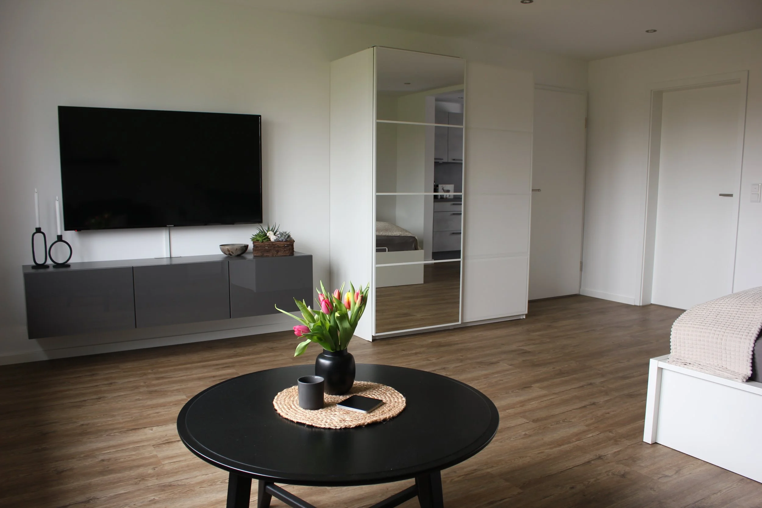 Großzügiger Wohn- und Schlafbereich der Lippeland Ferienwohnungen