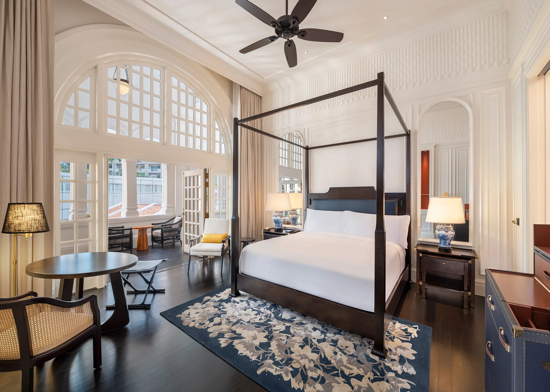 Raffles-Singapore-Studio_Suite_Bedroom.jpg