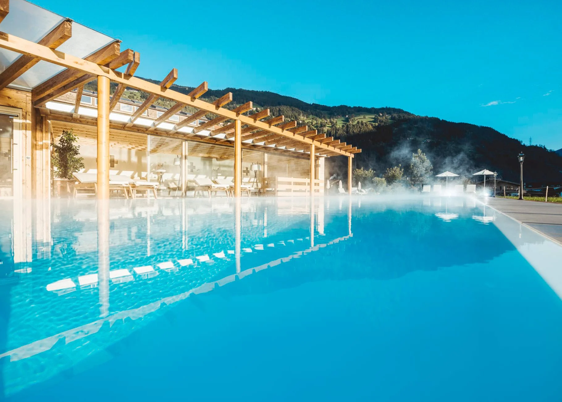 HotelTheresa_Pool2_261342_v5.jpg