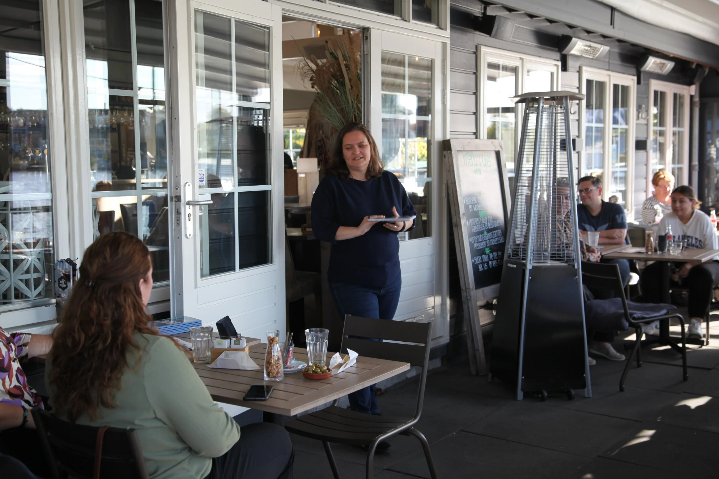 Elvira vertelt de achtergrond van het boek.