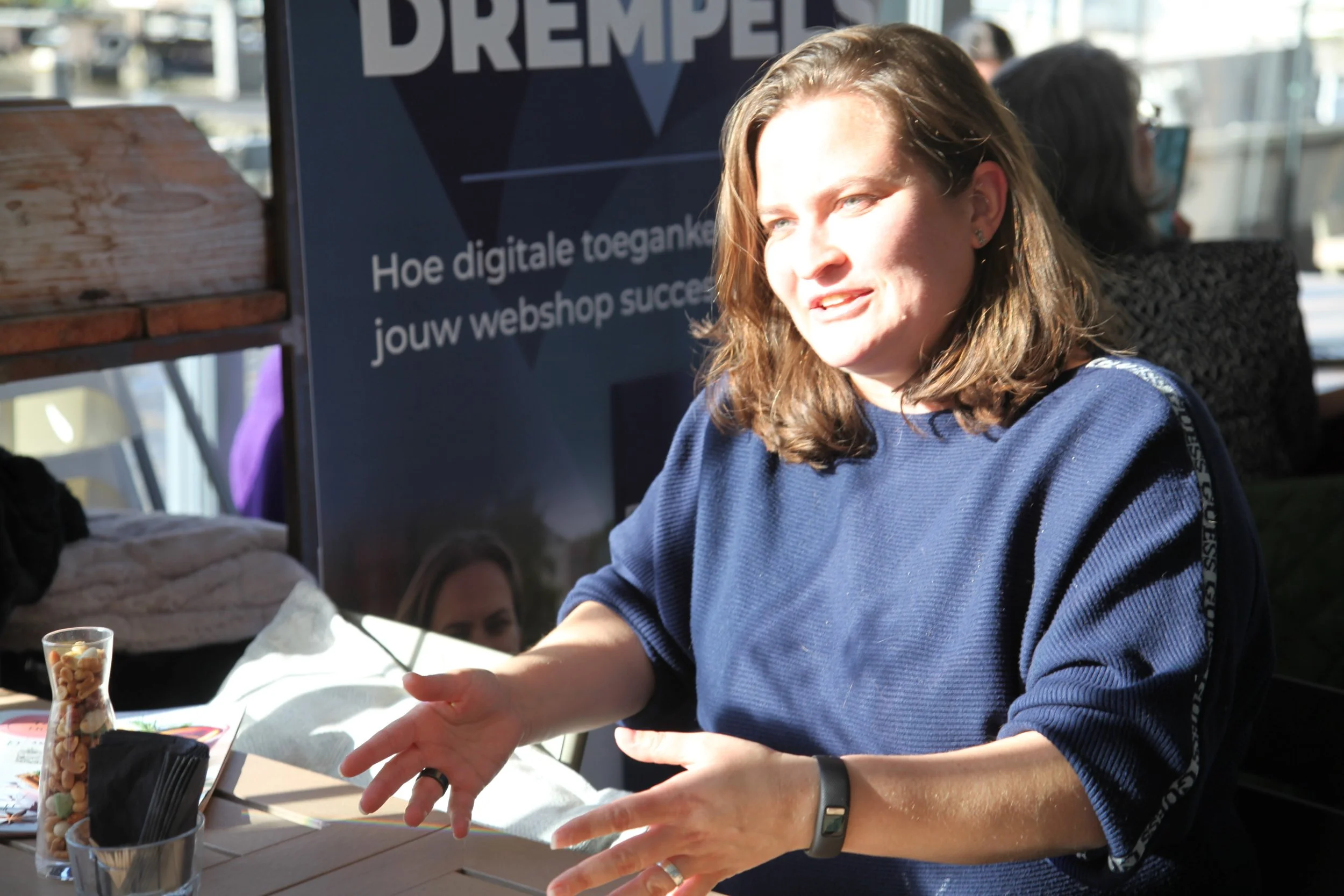 Elvira in gesprek met iemand.