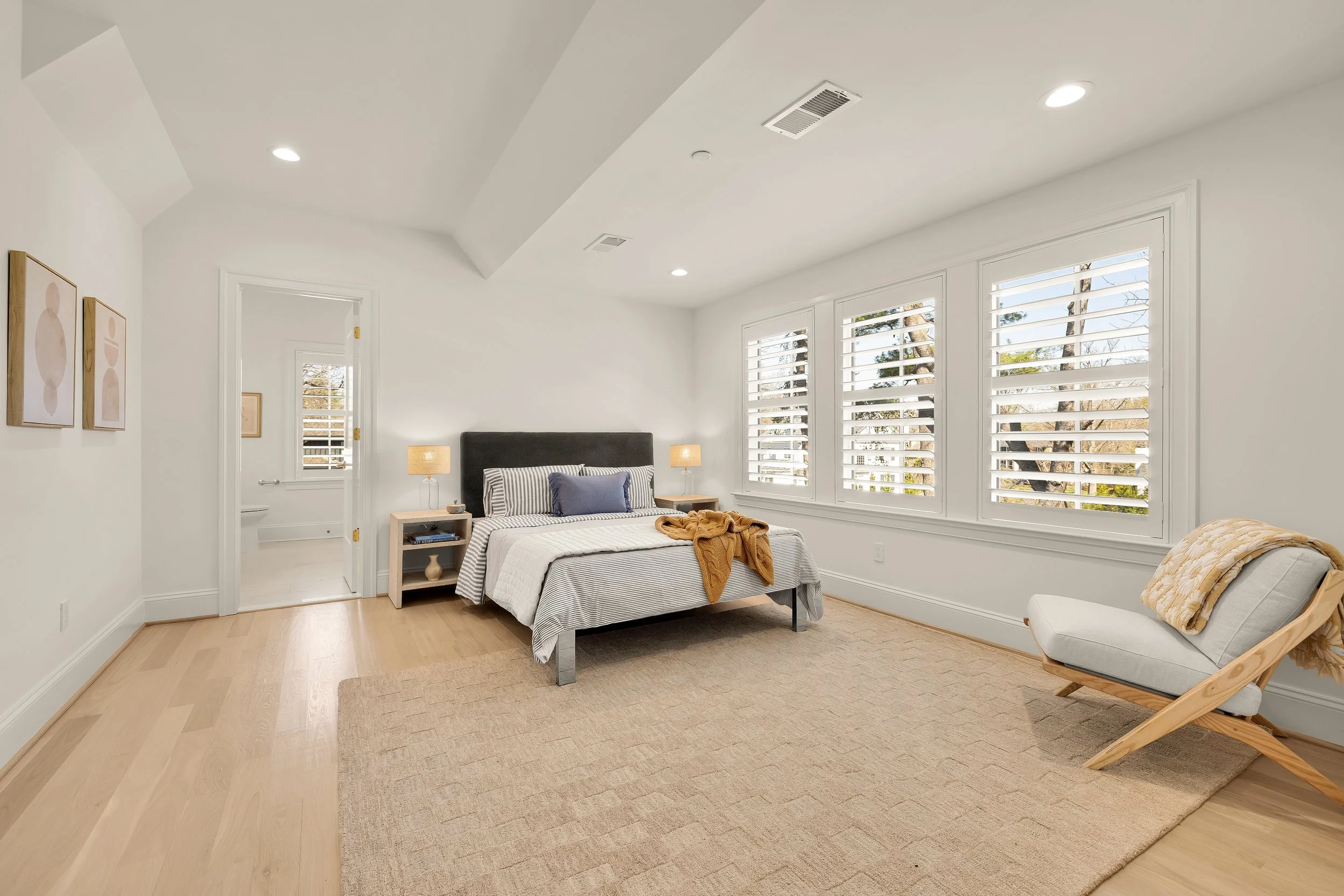 9117 Redwood Ave 2-0074.jpg