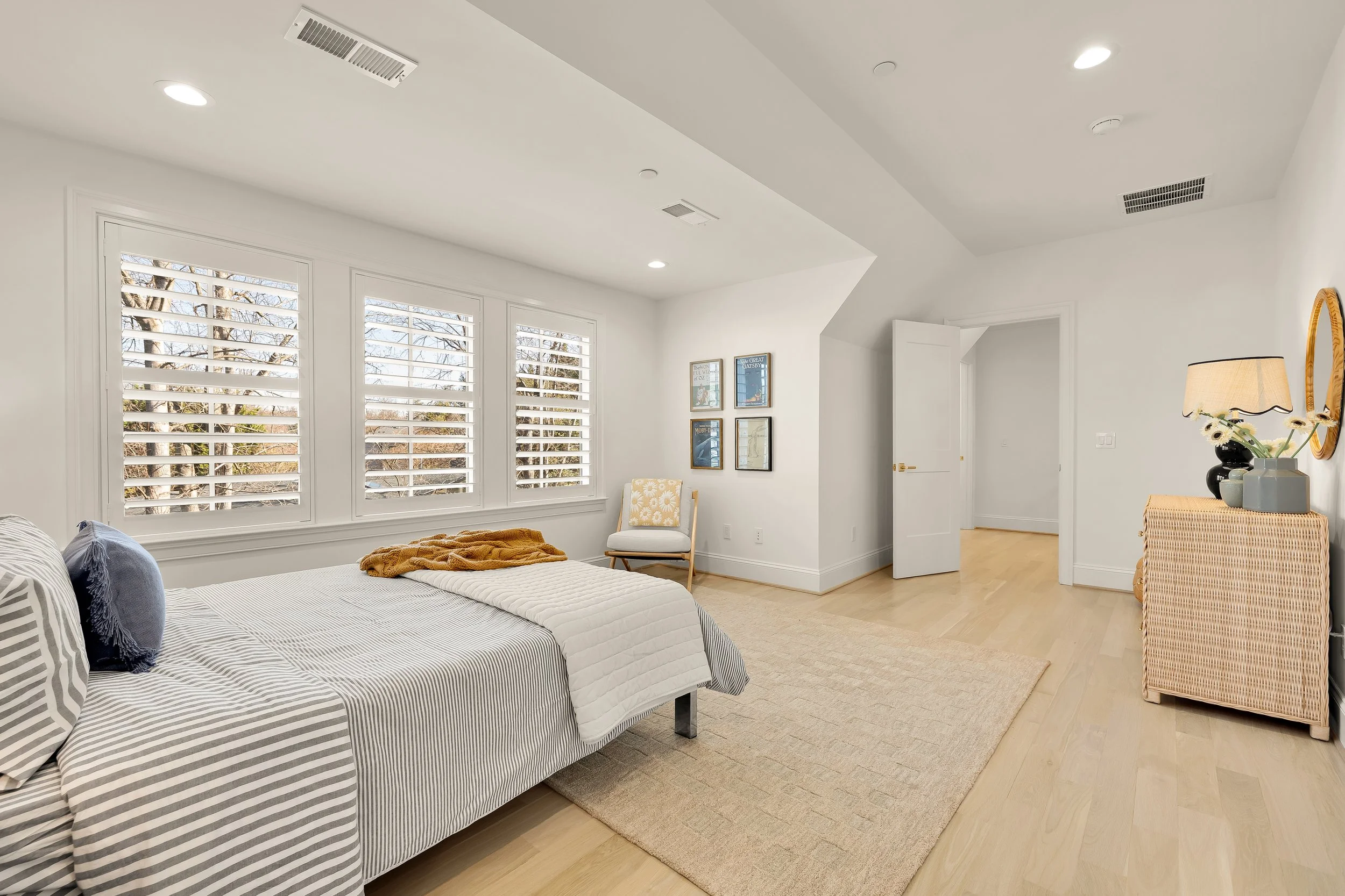 9117 Redwood Ave 2-0075.jpg