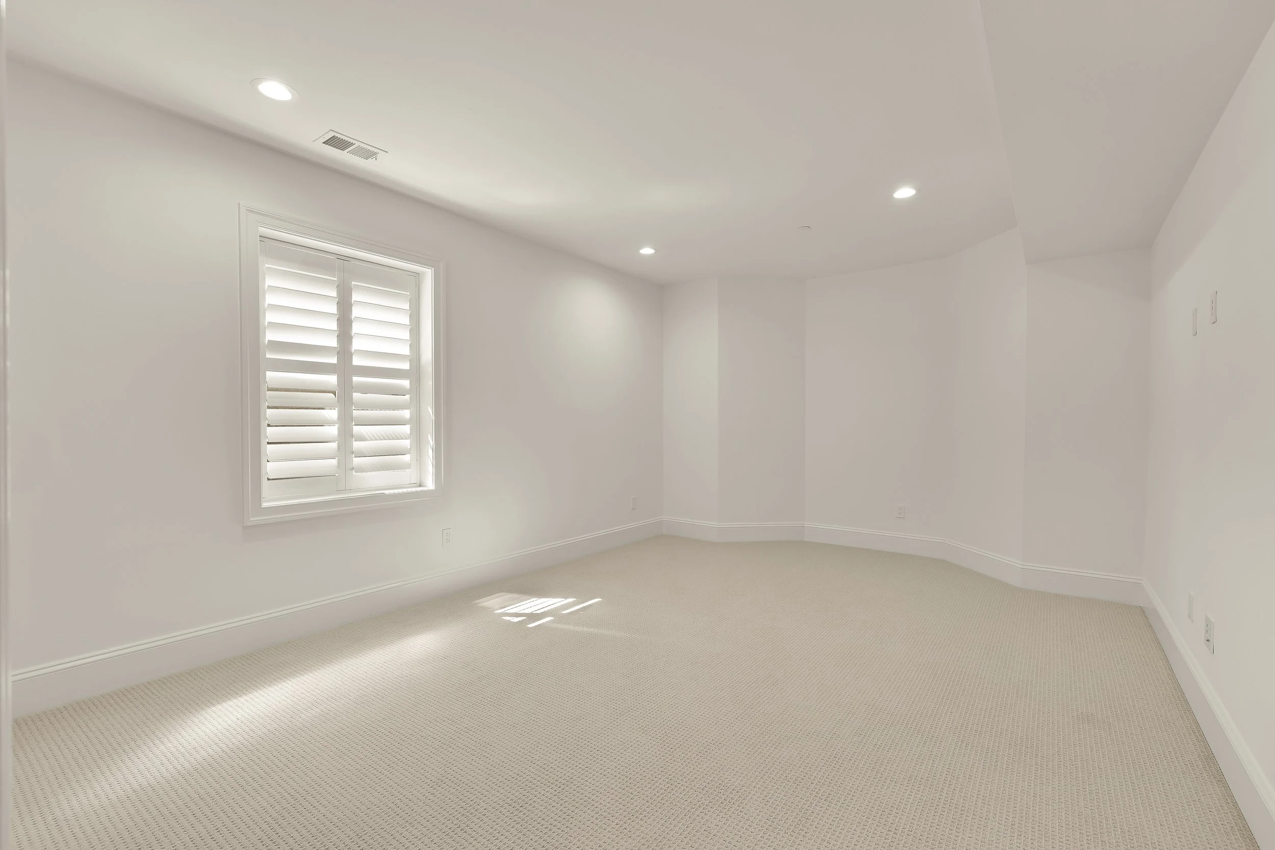 9117 Redwood Ave 2-0108.jpg