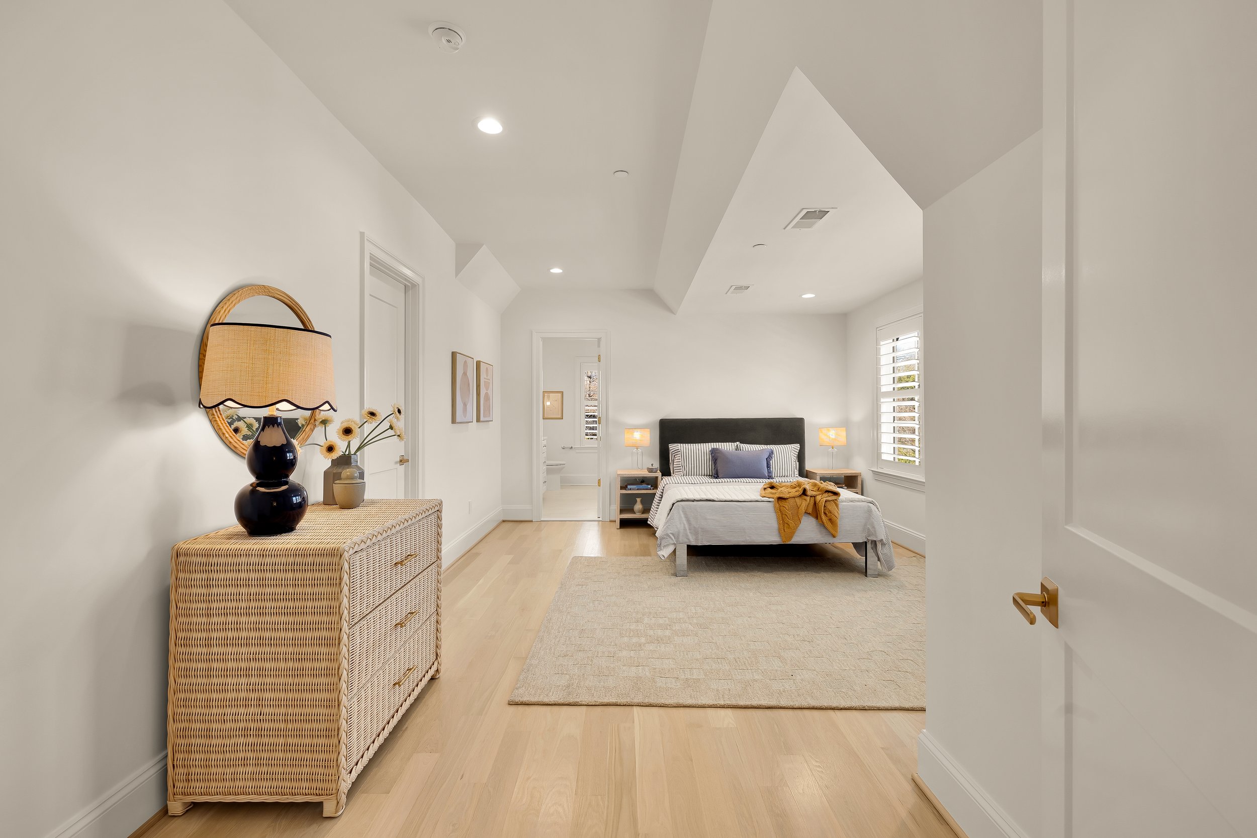 9117 Redwood Ave 2-0073.jpg