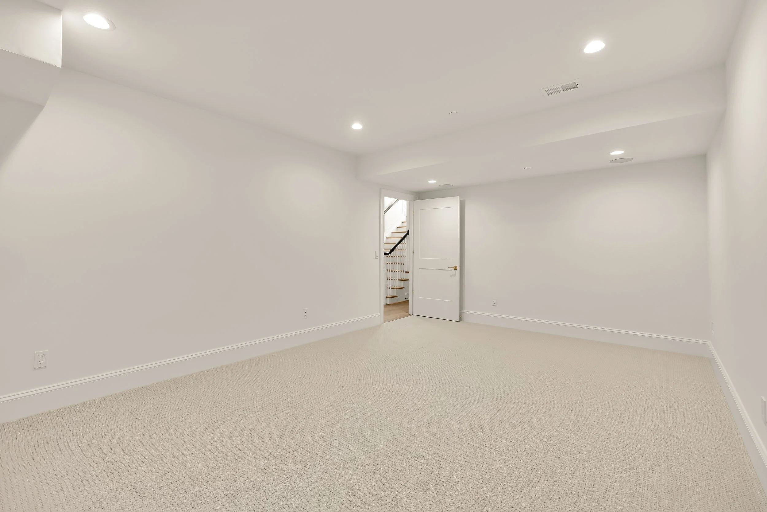 9117 Redwood Ave 2-0104.jpg