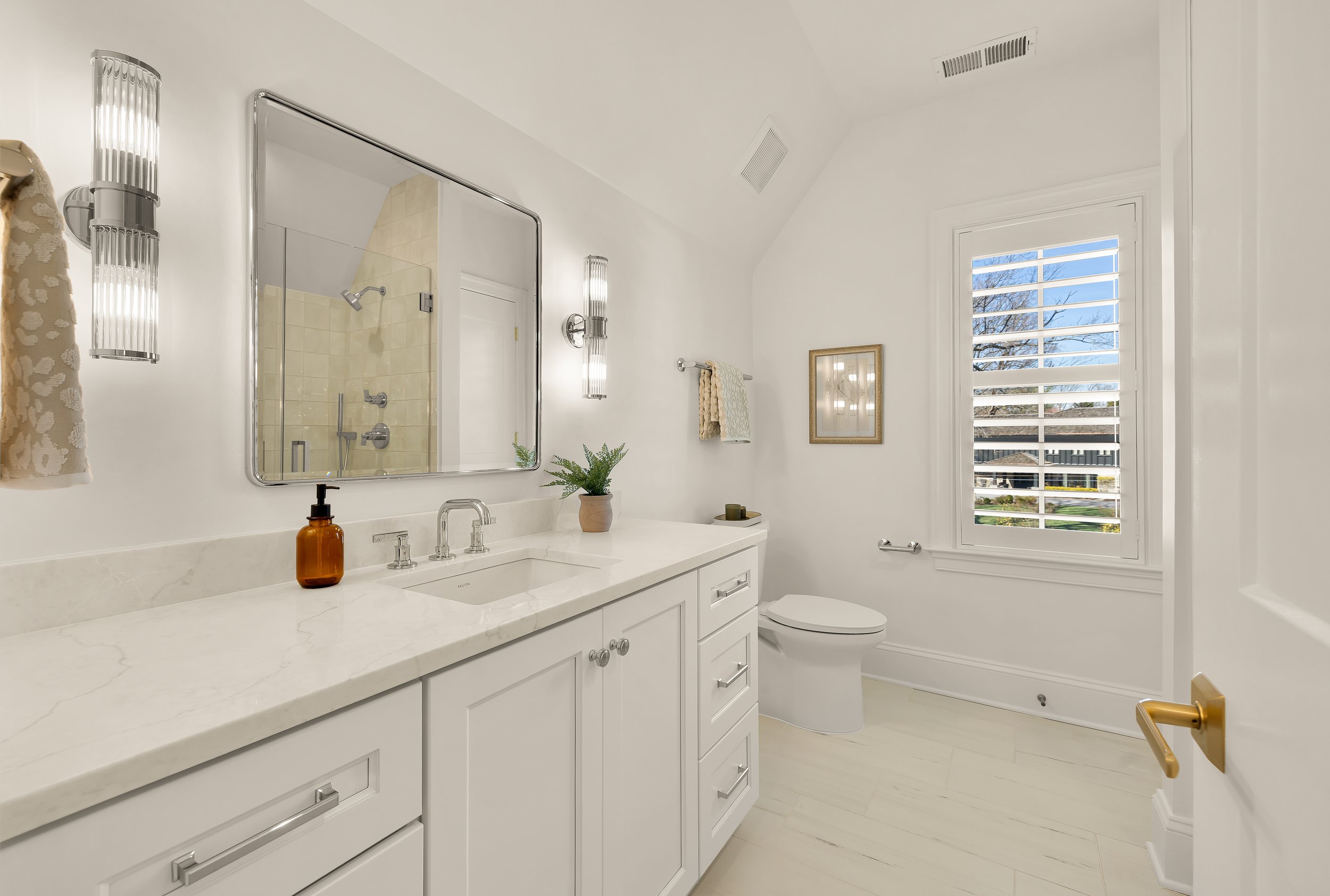 9117 Redwood Ave 2-0077.jpg