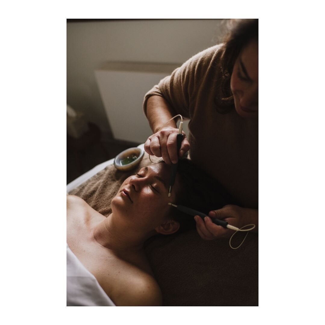 Welcome to Microcurrent, personal training for your face. During our 1:1 session we are going to work on improving your circulation and lymphatic drainage, release fascia and scar tissue, reeducate and lengthen muscles, tighten skin, and deeply hydra