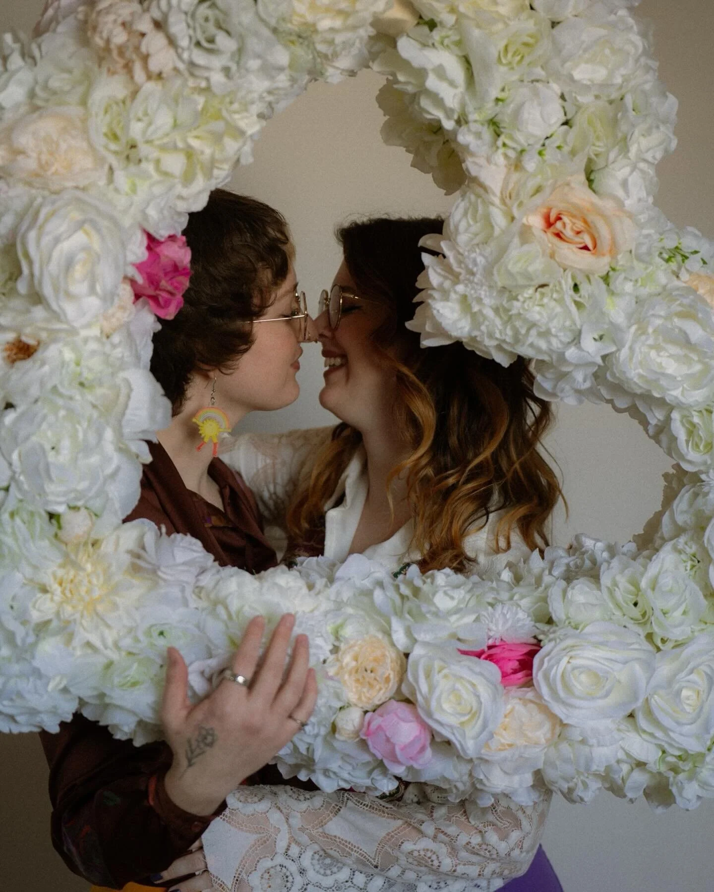 it&rsquo;s spring and love is in the air 🌷🪻🌞💕
shot at @studio.ash 
&bull;
&bull;
&bull;
&bull;
#omahaphotographer #omahaphotography #nebraskaphotographer #omahaweddingphotographer #femalephotographer #lincolnphotographer #madewithlightroom