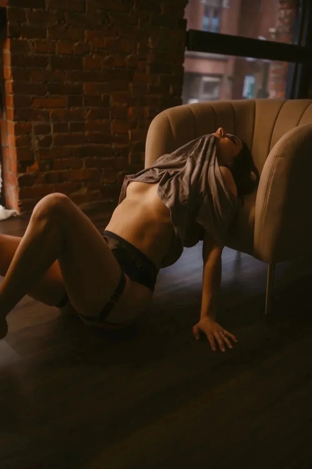 boudoir photography using dark and moody shadows to emphasize natural beauty