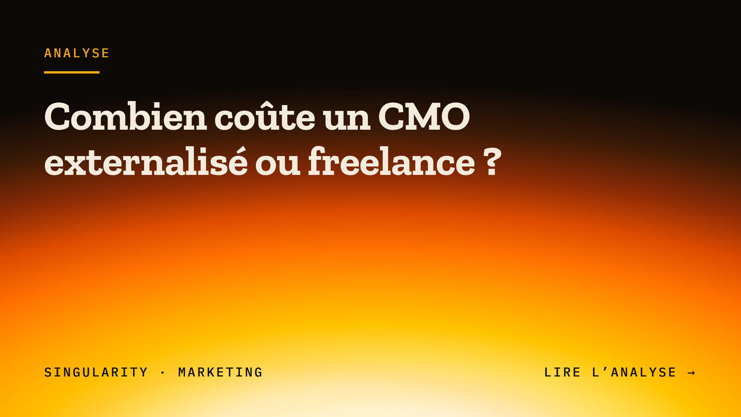 Une diapositive d'une présentation avec le titre en français : « Combien coûte un CMO externalisé ou freelance ? » sur un fond dégradé de noir à orange. En bas, il y a des mots-clés comme « Singularity », « Marketing » et une invite à lire l'analyse avec une flèche.
