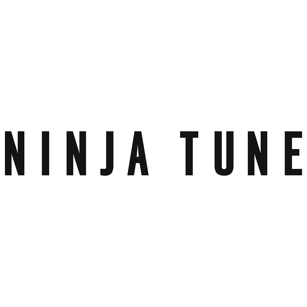 Texte noir 'NINJA TUNE' sur fond blanc.