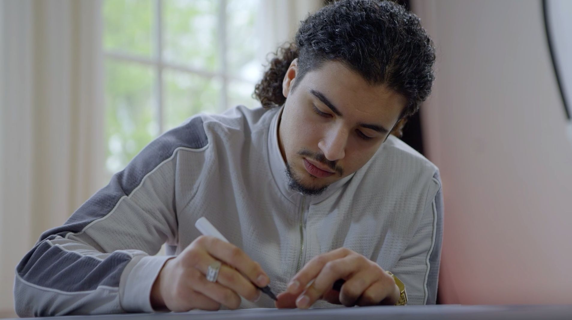 Dealbreakers x YOPE: Rake woorden met Ilias