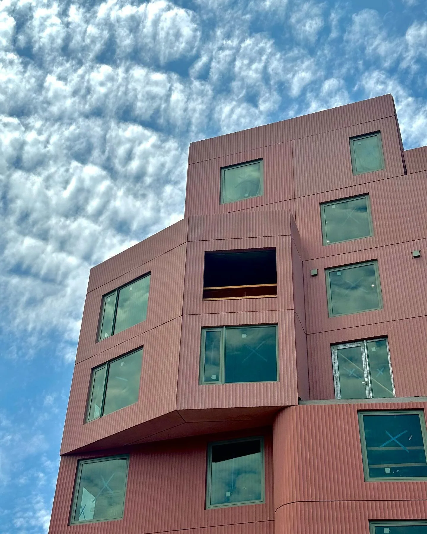 Thank you to @mermer_mrt for the tour of @solidobjectives building at 144 Vanderbilt Ave. The dynamic massing explores the flexibility in the NYC's zoning while the custom precast facade both stands out while fitting into its brick and brownstone nei