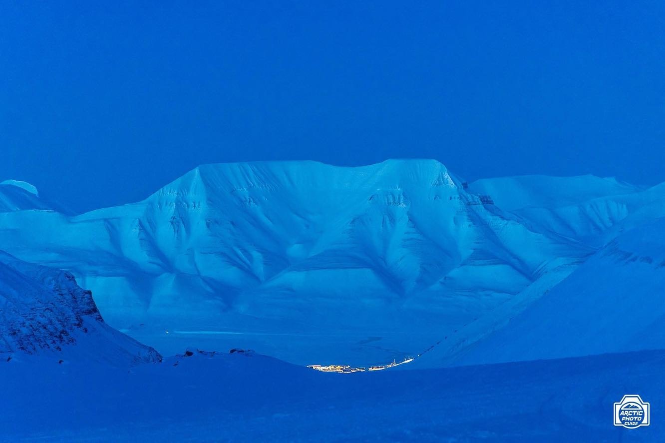 ARCTIC BLUES
If right after sunset the sky can turn pink above the Arctic Circle, a bit later on it fades over a blue tint. No need to say it is as pretty!

Longyearbyen is located in a very scenic area, facing the majestic mouintain Hiortfjellet. Th