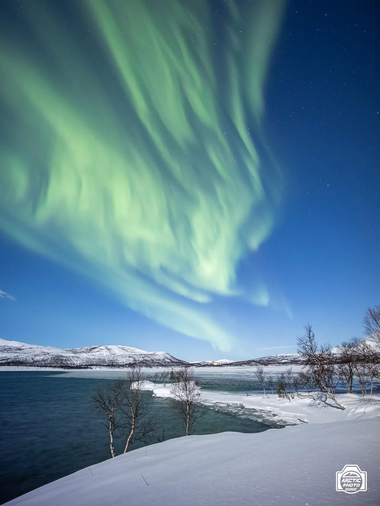 Full moon and Northern Lights:
Yes, it&rsquo;s possible! 💪🏻

Is it ideal? Well, if there will be very faint auroras, they won&rsquo;t be too visible.
But, faint auroras are faint auroras anyway. Nothing that spectacular! 
From medium to higher inte