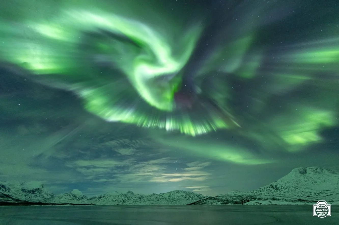 17th of December
A very chaotic evening with an insane outcome!!! 💥⚡️🌪️

On Thursday evening the weather forecast looked pretty good for the coastal area north west of Troms&oslash;, and all the forecasting models agreed on that.
Guess what...they 