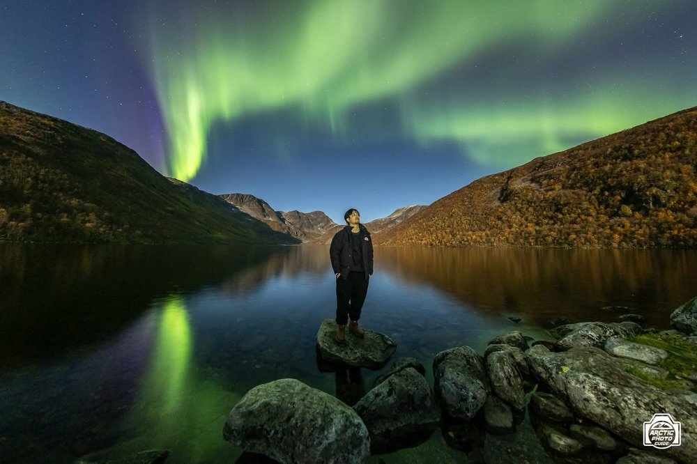 Autumn, full moon up in the sky and...yes, the northern lights as well! 🙌

The freedom that September and October gives in terms of taking you to super epic locations, is just priceless.
Without ice and snow on the ground, moving on the terrain is w