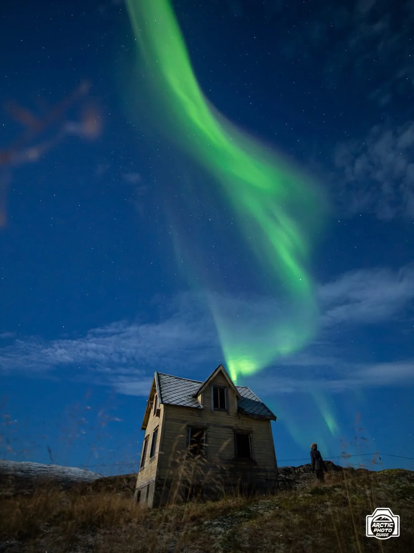 When they say you can&rsquo;t see the northern lights with full moon...but you end up seeing both the lights and some spooky houses too 👻

Photo taken a few years ago in autumn, an underrated season from many, which actually is simply gorgeous...mor