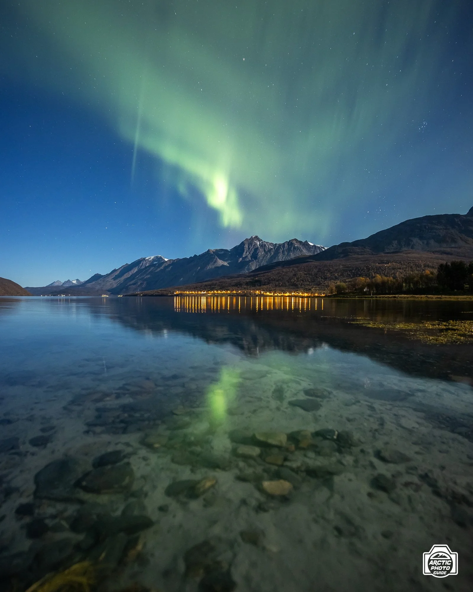 Full moon and fjord reflections 🔥

Some vertical shots from last Friday, the night we had the strongest lights of the season so far. 

I very much prefer horizontal shots, normally, so here&rsquo;s a rare appearance on my feed 😂

#arcticphotoguide 