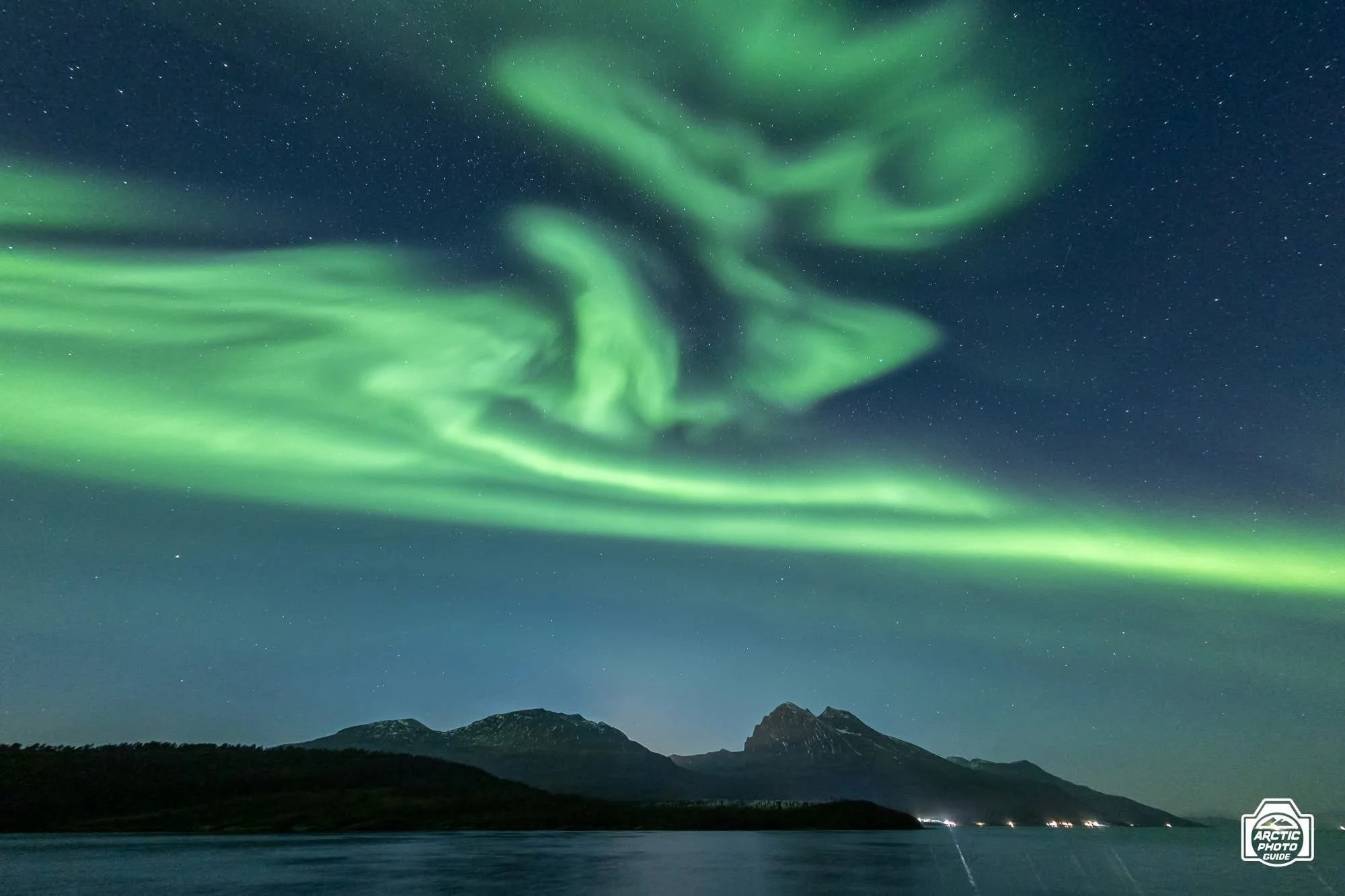 20th of October
What the heeeeeeeck is happening these last few days!!! 😍

On Tuesday evening, the sky was perfectly clear over Troms&oslash; and surroundings, so the potential for a great night was there.
However, Lady Aurora, started quietly...but