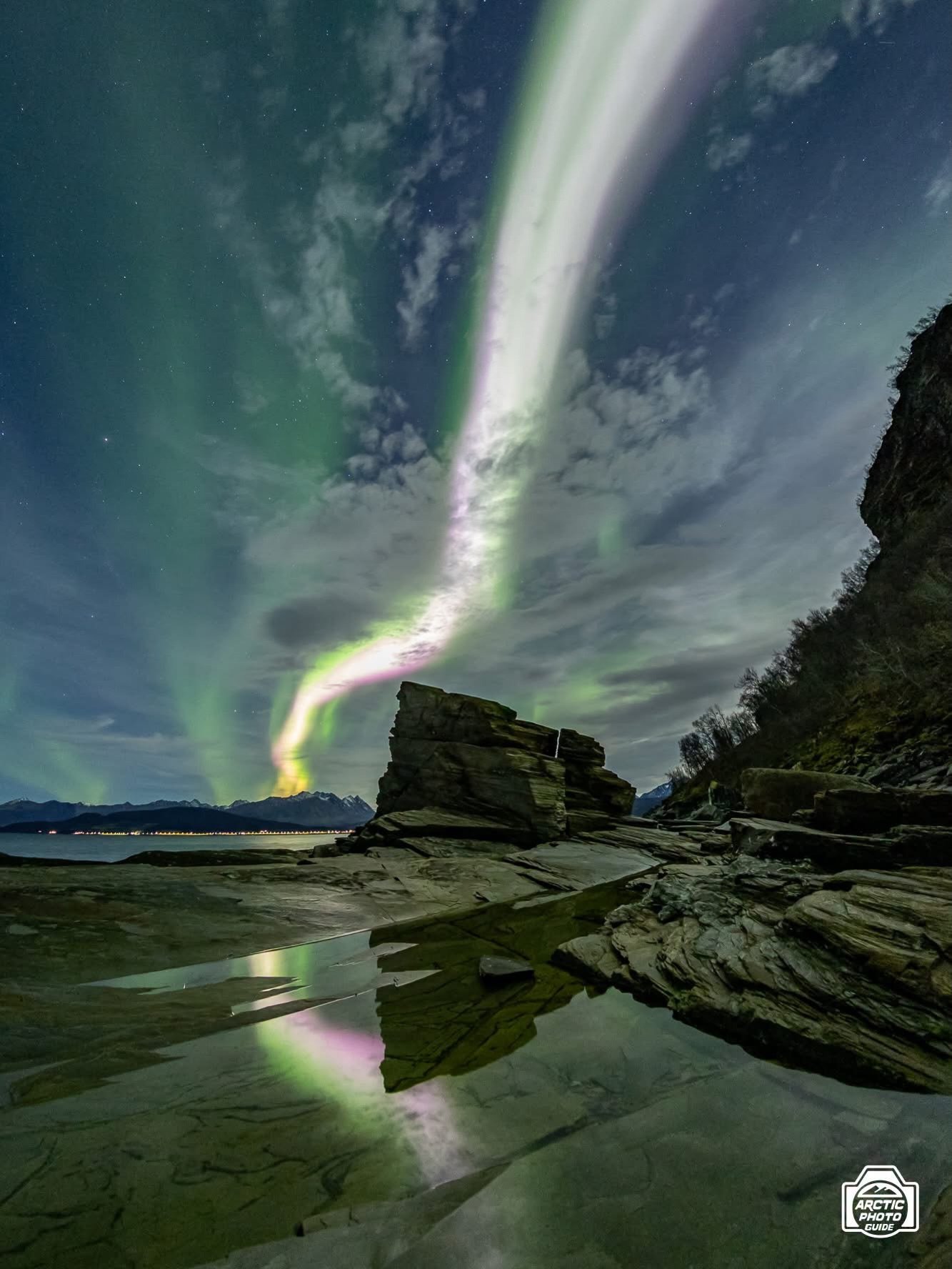 Lightnings in the sky - the magic of the northern lights, which sometimes can turn otherworldly bright and intense. 

But it&rsquo;s not always the case, see the last image 👌🏻

#arcticphotoguide #troms&oslash; #norway #auroraborealis #northernlight