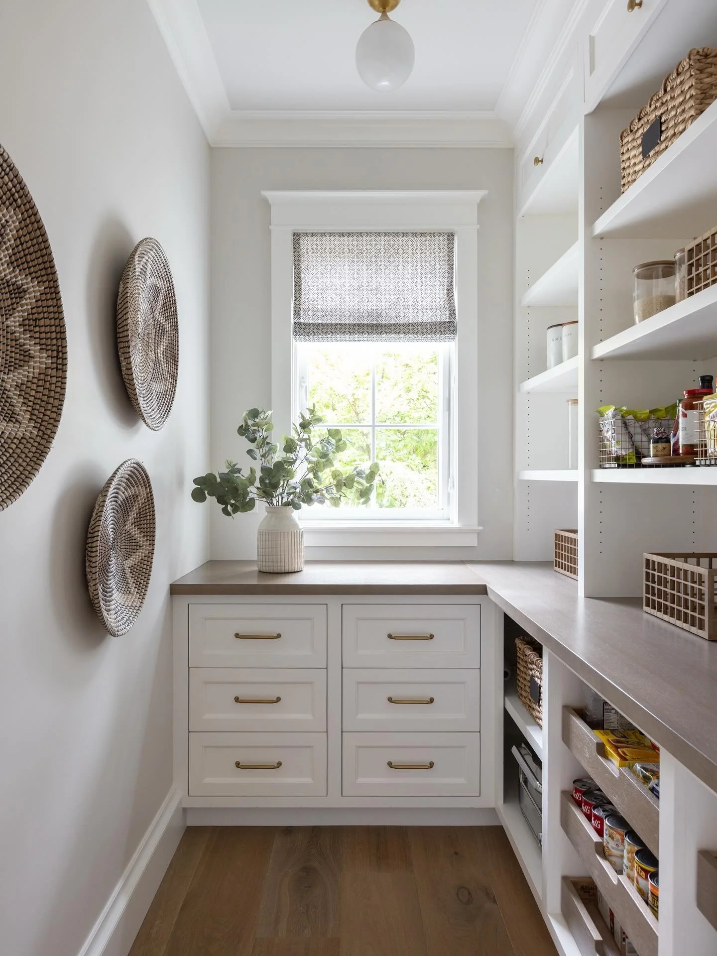 Step into style and organization with this stunning walk-in pantry! Food storage never looked better 😎

@segale.bros 
📸 @sencreativeco 

#interiordesign 
#interiorstyling 
#customcabinetry 
#walkinpantry 
#newbuild 
#kitchendesign 
#bayareadesigner
