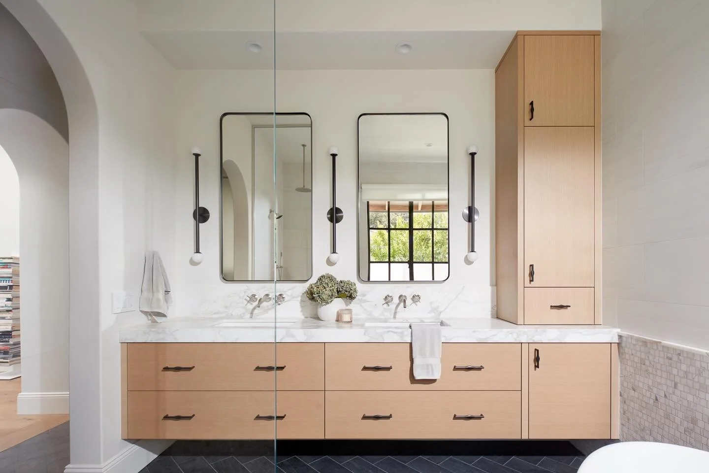 A Spanish modern sanctuary where texture and light create the ultimate in quiet luxury! 

Architect: @knrdesignstudio 
Builder: @changrasandfreyconstruction 
Pics: @agnieszka.jakubowicz 

#SpanishModern 
#LuxuryInteriors 
#BathroomDesign 
#moderninte