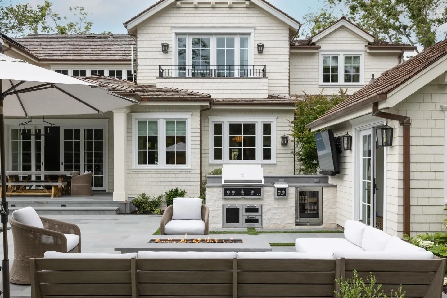 Bye, bye rain! Bring on the CA sunshine and warm spring weather. I'm ready to make the most of our stunning outdoor living spaces! @sencreativeco